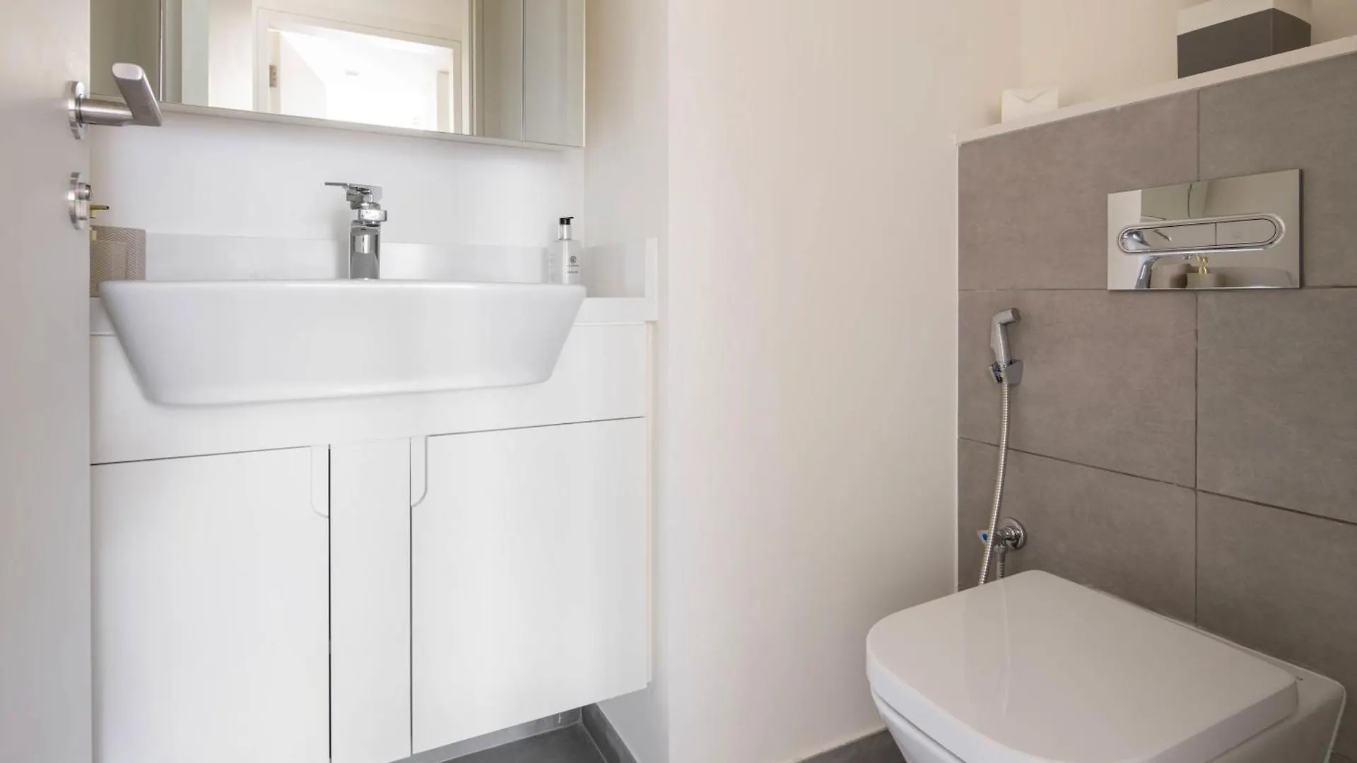 Frank Porter - Ahad Residences Dubai Apartment